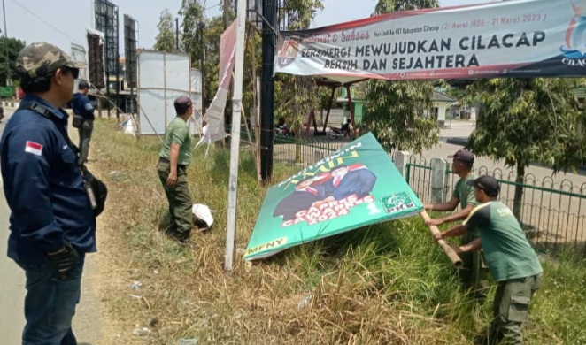 Ratusan Alat Peraga Sosialisasi yang Melanggar Aturan di Cilacap Ditertibkan 