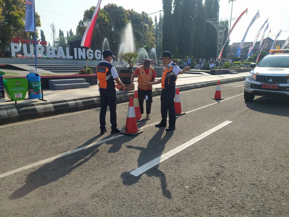 Nekat Parkir di Lingkar Dalam Alun-alun, Ditertibkan Petugas Dinhub Purbalingga