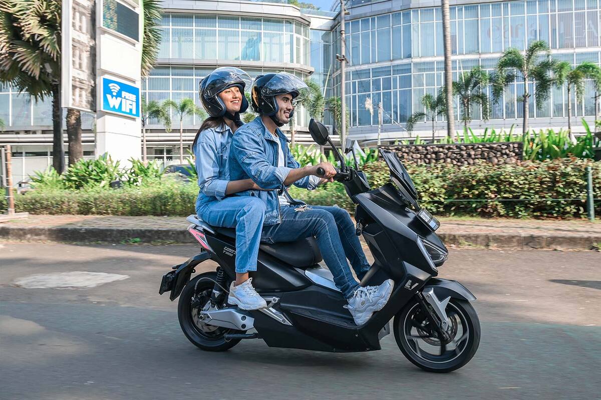 Biar AMAN! Ini Tips Berboncengan Menggunakan Motor Listrik