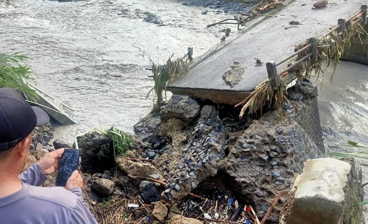 Jembatan Penghubung Dua Kecamatan Putus Akibat Banjir di Banjarnegara