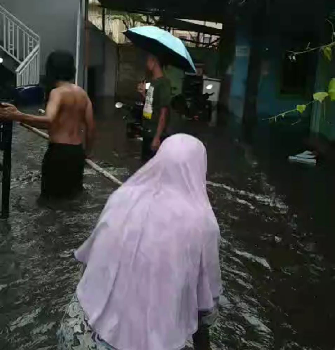 Pagar Keliling Roboh Tutup Aliran Sungai, Sejumlah Rumah Diterjang Banjir di Karangwangkal