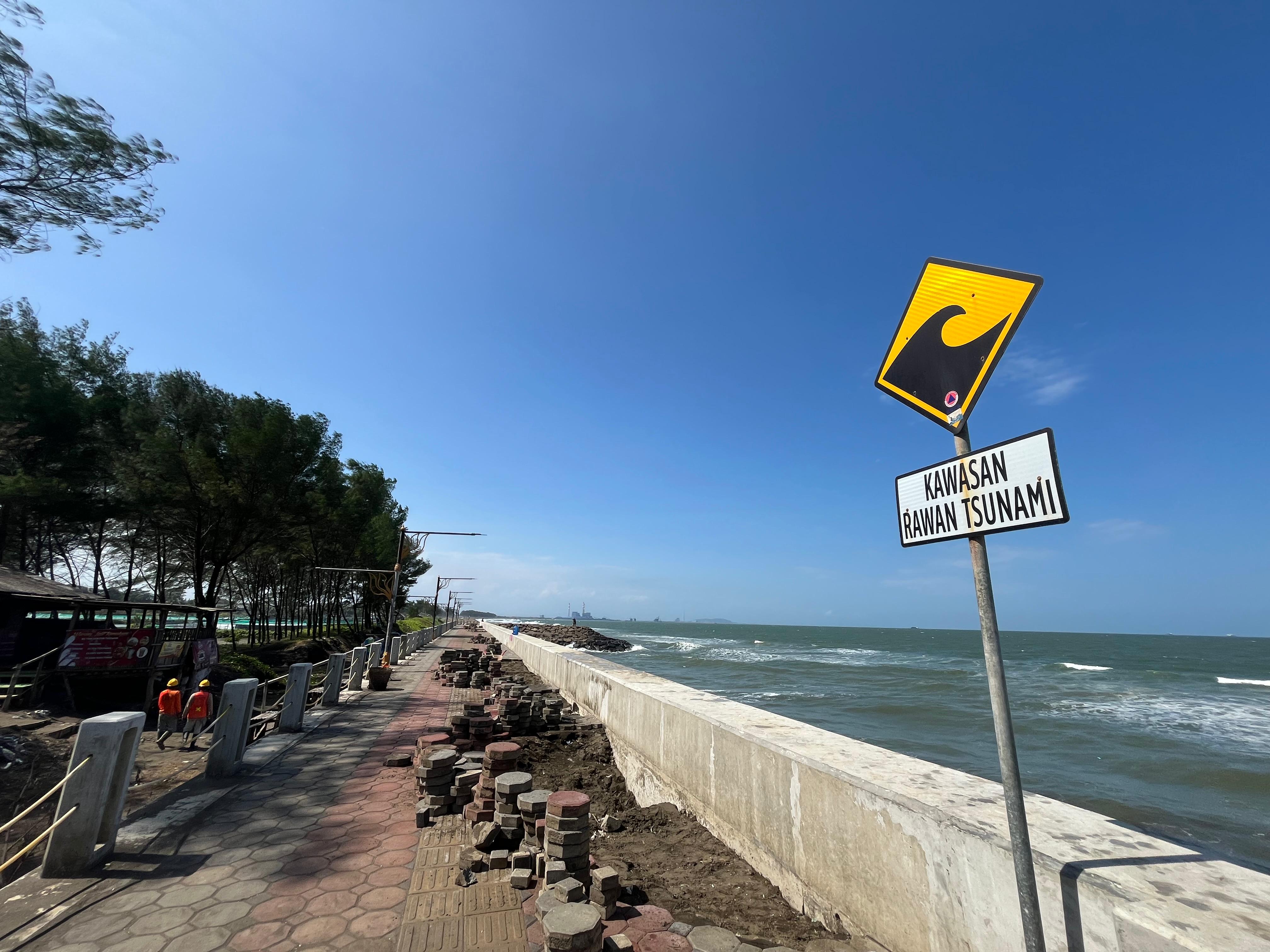 Tanggul Pantai Tegalkamulyan Cilacap Jebol, Perbaikan Mulai Diperbaiki 