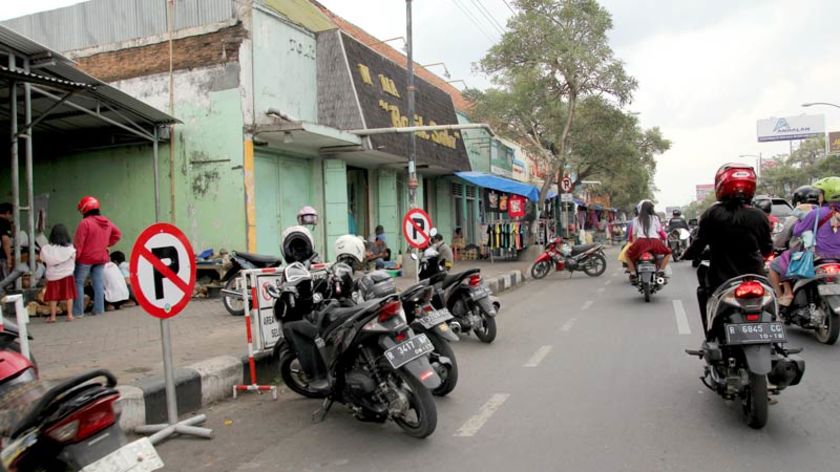 Jalanan Purwokerto, Melanggar Rambu Jadi Hobi Parkir Liar Jadi Profesi