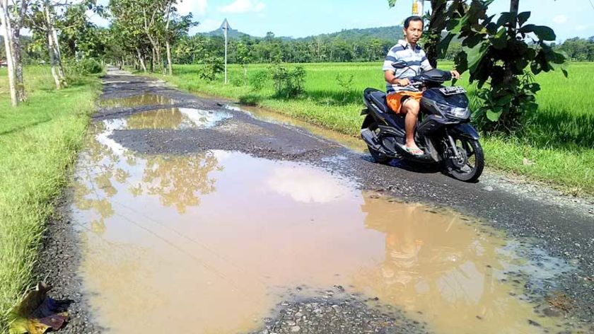 Jalur Penghubung Kaliwangi-Klapasawit Rusak Parah