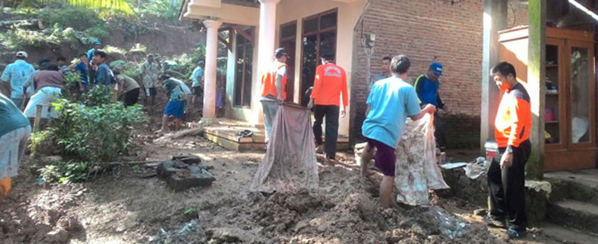 Korban Tanah Longsor Masih Mengungsi