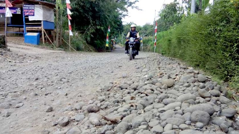 Jalan Sudah Seperti Sungai Kering, Warga Desa Suro Lelah Hadapi Jalan Rusak