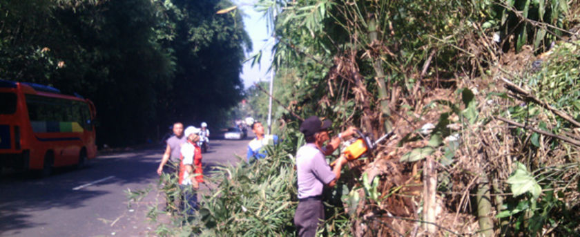 Tebing Longsor Ancam Jalur Nasional