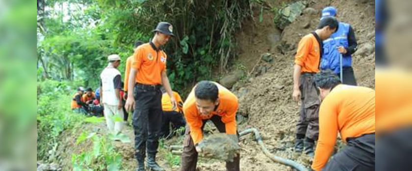 Longsor Ancam Jalur Curug Nangga