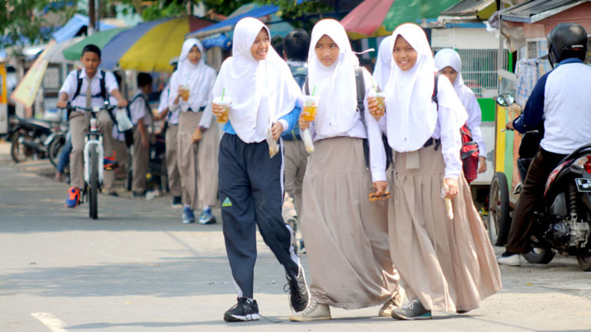 ilustrasi-jajanan-kakilima-yang-mangkal-di-depan-sekolah-sekolah_siswa-siswi-smp-di-purwokerto-tengah-jajan-di-depan-sekolah-mereka-saat-jam-istirahat-2