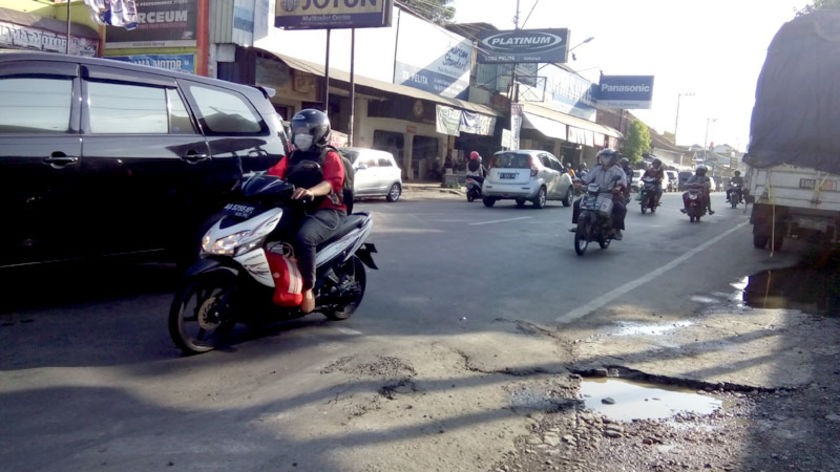 Pengendara Keluhkan Jalan Bergelombang di Sokaraja