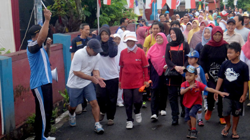 Ribuan Warga Perebutkan Sepeda Motor Pada Jalan Sehat Peringatan HUT RI Kelurahan Berkoh