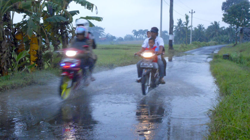 Jalur Karangtengah Cilongok Tergenang Air