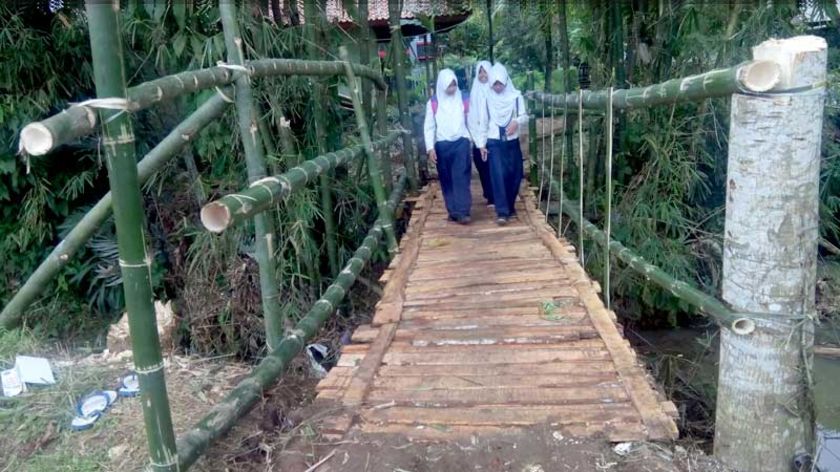 Warga Desa Pasinggangan Banyumas Masih Gunakan Jembatan Darurat