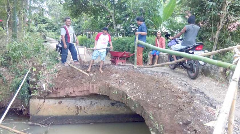 Ambrol, Jembatan Pasinggangan-Dawuhan Dibongkar Total