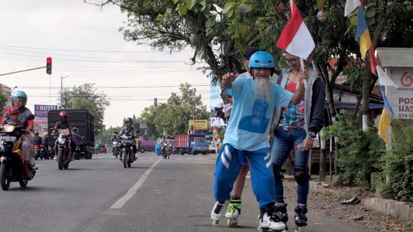 Wow! Seorang Kakek Tempuh Perjalanan 600 Kilometer dengan Sepatu Roda Untuk Bertemu Presiden