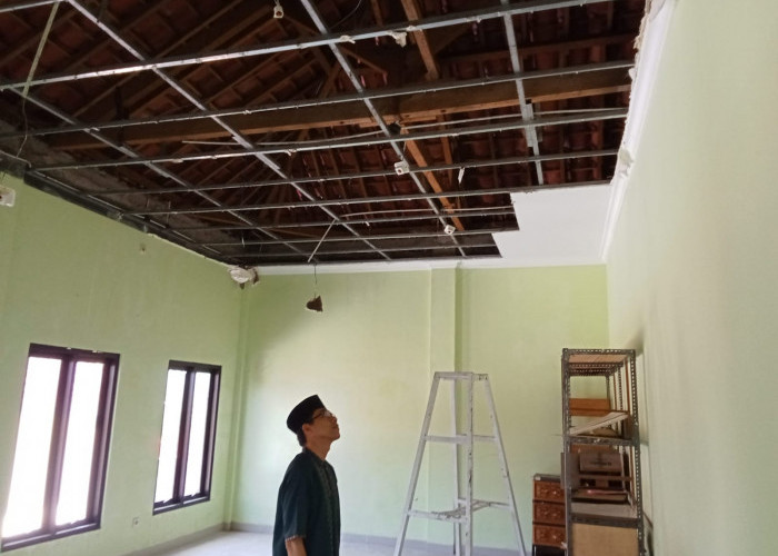 Eternit KUA Kedungbanteng Banyumas Ambrol, Hujan Angin Picu Kerusakan Lantai Dua