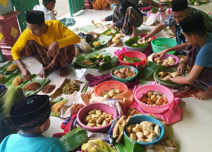 Variasi Bentuk Ketupat Warnai Bada Kupat Desa Watuagung