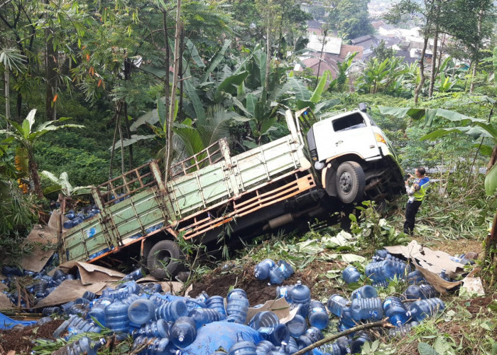 Tak Kuat Menanjak, Truk Bermuatan Galon Air Mineral Masuk ke Kebun Warga di Bayeman