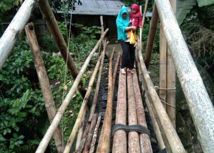 Akses ke Masjid dan Sekolah, Warga Watuagung Butuh Jembatan Permanen