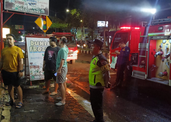 Diduga Korsleting Listrik, Ruko Makanan Beku di Kalikabong Purbalingga Terbakar, Kerugian Capai Rp100 Juta