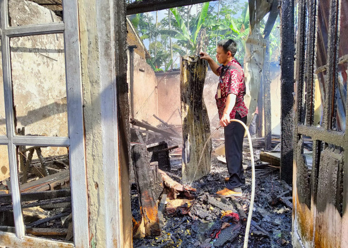 Duaaar! TV Meledak, Rumah Hangus Terbakar di Kemutug Lor Baturraden
