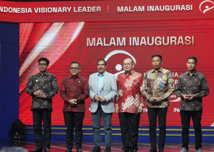 Rektor UMP Bersama Mentri Kelautan dan Perikanan Raih Penghargaan di Indonesia Visionary Leader