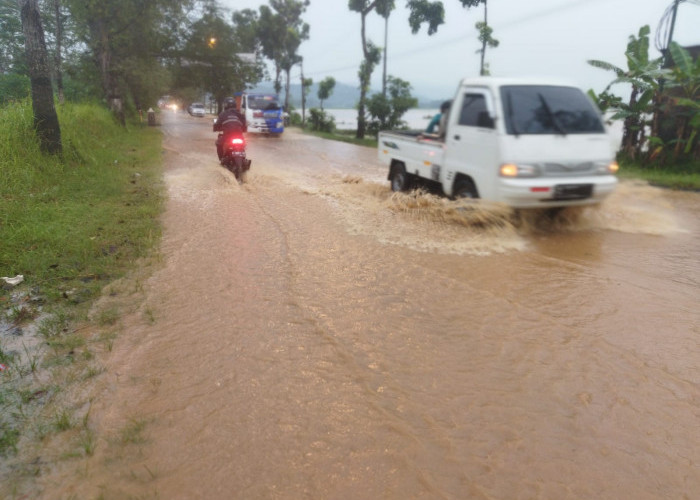 Waspada ! Dua Titik Jalan Raya di Kroya Terendam Banjir 