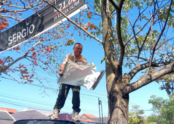 Banner dan Baliho Ilegal di Cilacap Ditertibkan, Kasatpol : Upaya Naikkan PAD dari Sektor Pajak