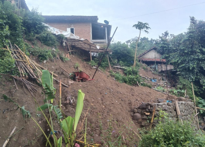 Cuaca Ekstrem Picu Longsor di Dua Kecamatan