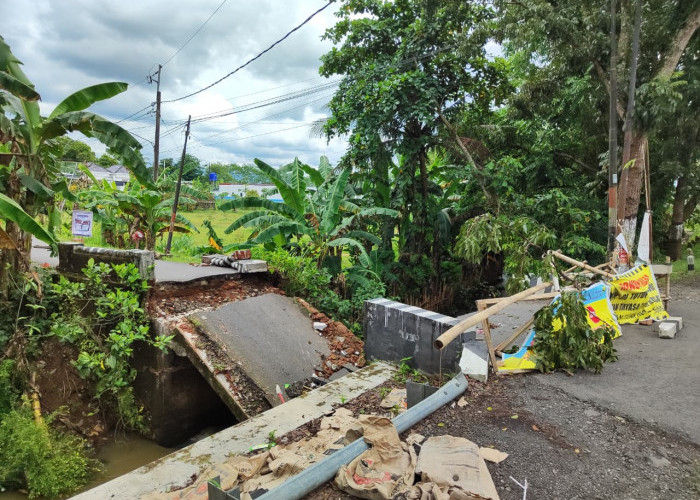 Jembatan Kali Bugel Toyareja Putus, Akses Antar Kecamatan Terganggu
