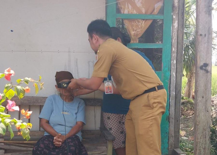 Tak Perlu Datang ke Kantor, Disdukcapil Datangi Warga Rentan di Kalikudi untuk Rekam KTP-el