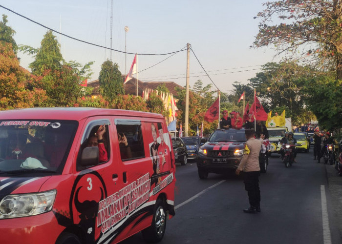 Estafet Bendera Parpol Sampai di Banyumas, Ratusan Mobil Ramaikan Kirab Pemilu 2024