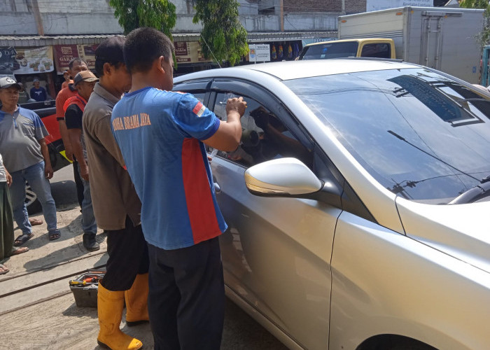 Anak Dua Tahun Terkunci di Mobil, Damkar Cilacap Lakukan Evakuasi