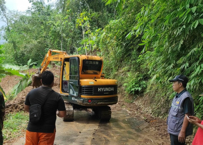  Tebing Longsor Tutup Akses Jalan Sawangan-Tipar, Patikraja