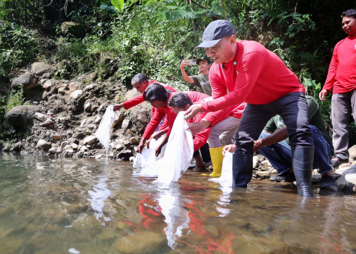 Tanam Pohon dan Tebar Benih Ikan di Karangpandan, Sumanto: Harus Ikhlas untuk Anak Cucu Kita