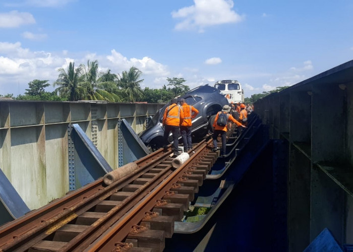 Imbas Mobil Melintang di Jembatan KA Sumpiuh, 13 Kereta Api Terlambat