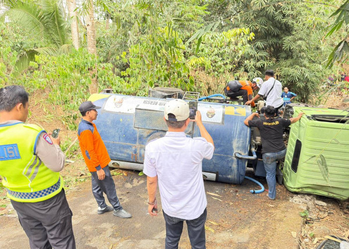 Truk Bantuan Air Bersih BPBD Purbalingga Terguling di Tanjakan Banjarsari Bobotsari