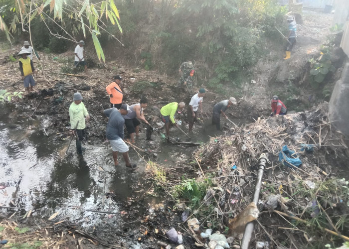 Warga Pesawahan Bersihkan Sampah Sungai, Koramil Rawalo Cegah Luapan Air Banyumas