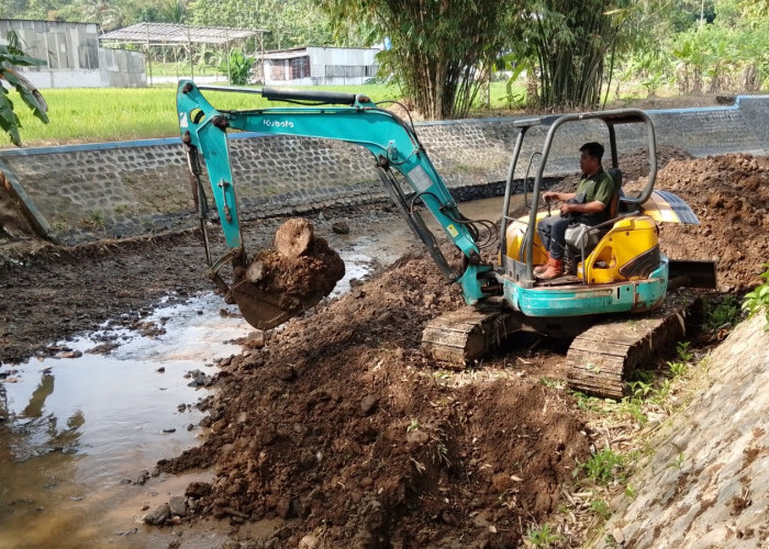 DPU Banyumas Angkat Sedimen Bendung Julang, Endapan 300 Kubik Lancarkan Irigasi dan Urugan Jembatan