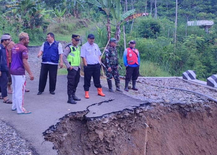 Luapan Sungai Merawu dan Bojong Terjang Jembatan Desa Karekan Hingga Ambrol