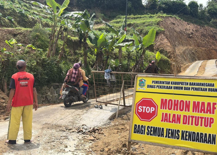 Berbahaya Tapi Terpaksa, Warga Gunakan Jalur Darurat Ratamba Banjarnegara