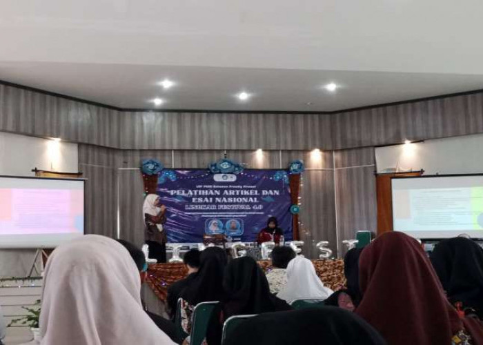 Siswa MAN 1 Kebumen Dapat Pembekalan Penulisan Esay