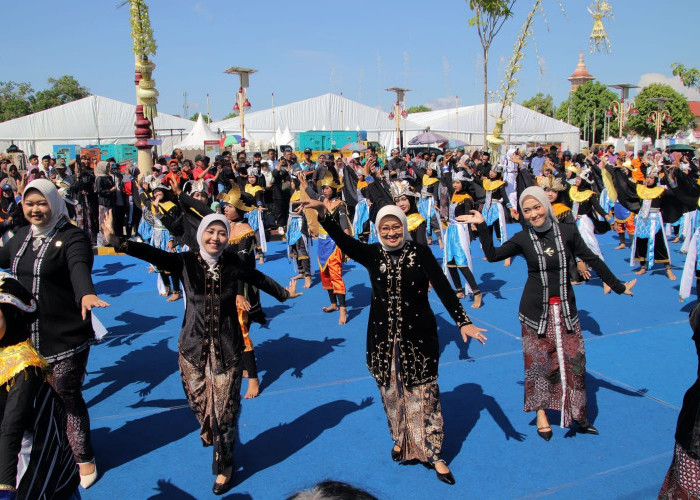 Ratusan Pelajar Peragakan Flasmob Tari Kuda Lumping Meriahkan Peringatan Hari Jadi ke-396 Kabupaten Kebumen