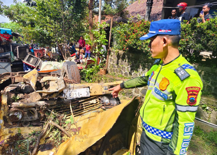 Truk Muatan Combine Guling Terguling di Banyumas, Dua Orang Meninggal