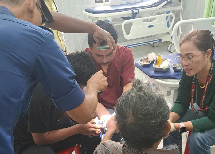 Jari Bengkak Hingga Terluka Akibat Cincin, Lansia di Bantarsari Cilacap Dibantu Damkar 