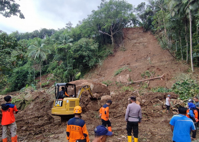 Penanganan Bencana Longsor di Desa Kaliori Terkendala Batu Besar yang Menghalangi Jalan