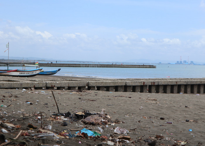 1,4 Ton Sampah Dikumpulkan dari Pantai Teluk Penyu Cilacap