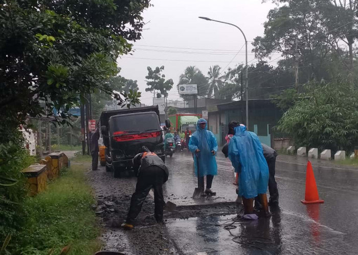 Meski Diguyur Gerimis, Perbaikan Jalur Nasional Tetap Berjalan