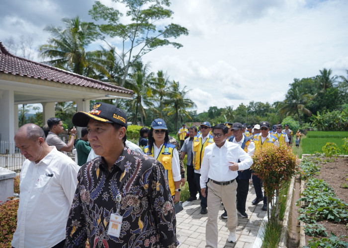 Rektor UMP Ikuti Kunjungan Menteri PU ke Makam Kakek Prabowo