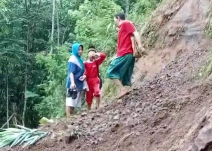 Tanah Longsor Terjadi di Desa Jingkang dan Desa Sirau, Aktivitas Warga Terhambat